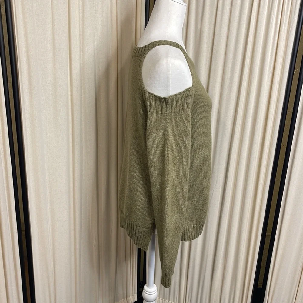 EUC- ELAN- WARM KNITTED GREEN COLD SHOULDER OVERSIZED SWEATER SIZE SMALL - Picture 6 of 13